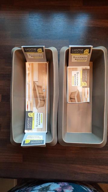 
2 nieuwe siliconen bakvormen/bakblik 26x13cm goudkleurig beschikbaar voor biedingen