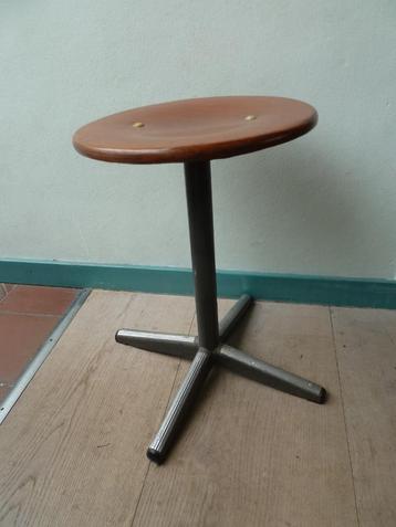 Vintage schoolkrukje jaren 60 beschikbaar voor biedingen