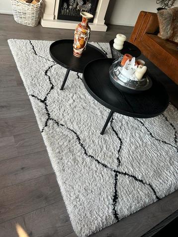Mooi beige met zwart vloerkleed beschikbaar voor biedingen