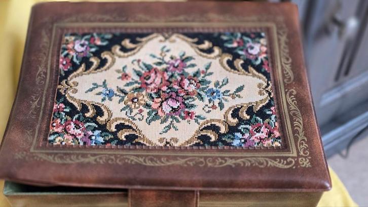 Antieke Juwelendoos met Bloemenmotief, Antiek en Kunst, Antiek | Woonaccessoires, Ophalen of Verzenden