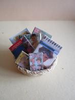 poppenhuis rietenmand met boekjes/tijdschriften, Verzamelen, Poppenhuizen en Toebehoren, Ophalen of Verzenden, Zo goed als nieuw