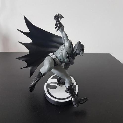 Batman standbeeld-statue Black & White (16 cm, nieuw!), Verzamelen, Film en Tv, Nieuw, Film, Beeldje, Replica of Model, Ophalen of Verzenden
