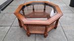 Koffietafel hout 8-hoekig met glasplaat en rieten onderplank, Huis en Inrichting, Tafels | Salontafels, Ophalen, 50 tot 100 cm
