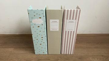 3 kartonnen houders voor tijdschriften bureau beschikbaar voor biedingen