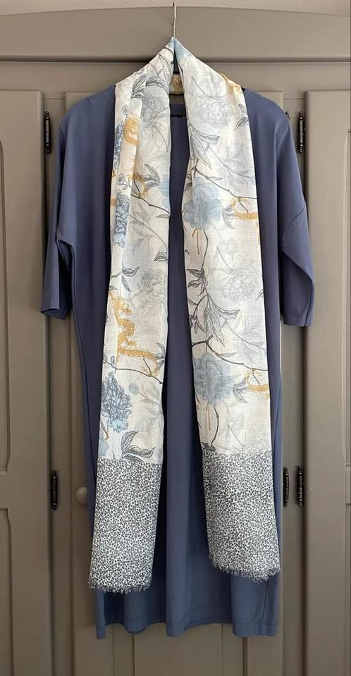 Jurk van College Style in nieuwstaat!, Kleding | Dames, Jurken, Zo goed als nieuw, Maat 38/40 (M), Blauw, Knielengte, Ophalen of Verzenden