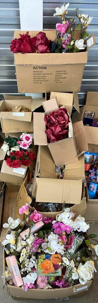 Partij nep bloemen met accessoires beschikbaar voor biedingen