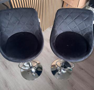 2 fluwelen barkrukken beschikbaar voor biedingen