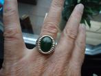 mooie echt zilveren ring met groene edelsteen in mooie zetti, Gebruikt, Ophalen of Verzenden, 17 tot 18, Met edelsteen