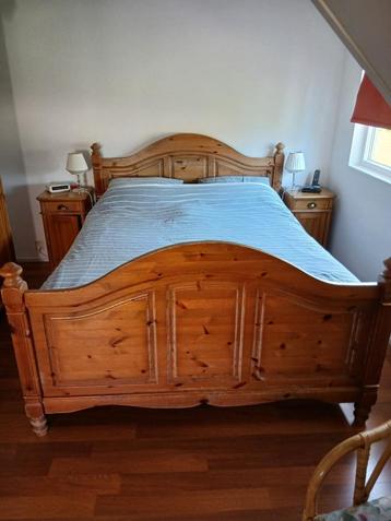 eiken bed beschikbaar voor biedingen
