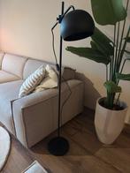 Moderne zwarte vloerlamp, Huis en Inrichting, Ophalen of Verzenden, Zo goed als nieuw, Metaal, 150 tot 200 cm