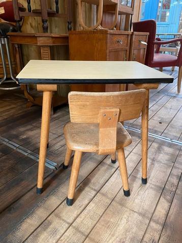 Leuk Vintage kinder schoolsetje tafel met stoeltje  beschikbaar voor biedingen