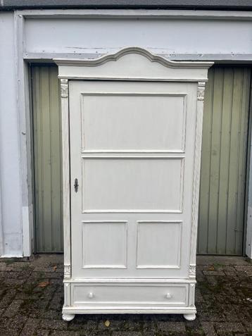 Witte antieke grenen kast beschikbaar voor biedingen
