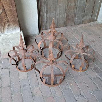 Brocante metalen kroon halve kroon Franse Lelie *Etage3* beschikbaar voor biedingen