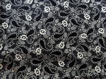 Zwart katoenen lapje wit floral/bloemig +/- 85 x 100 cm beschikbaar voor biedingen