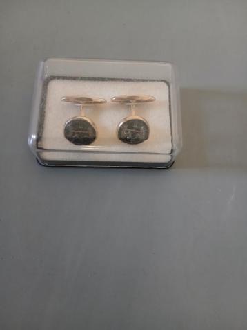 Vintage manchetknopen – goudkleurig met zwarte s beschikbaar voor biedingen