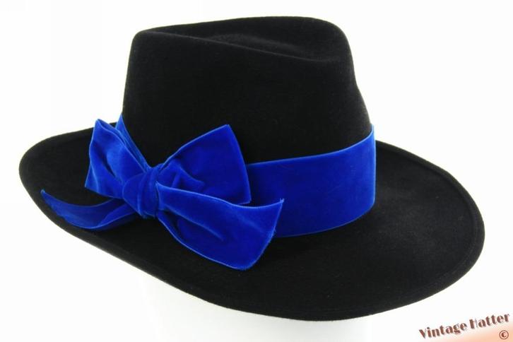 Dames gleufhoed Escada zwart haarvilt blauwe band + strik 56, Kleding | Dames, Hoeden en Petten, Zo goed als nieuw, Hoed, 56 of 57 cm (M, 7 of 7⅛ inch)