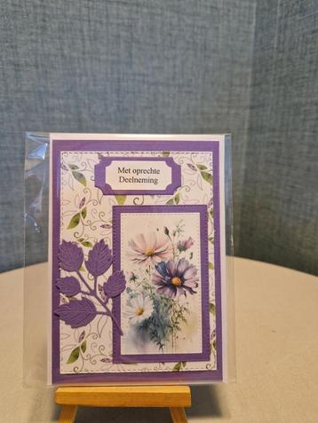 Kaartje condoleance paarse bloemen beschikbaar voor biedingen