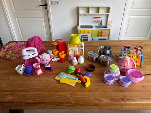 Houten speelkeuken met accesoires, oa Fisherprice theepot, Kinderen en Baby's, Speelgoed | Speelkeukens, Gebruikt, Speelkeuken