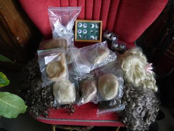 Veel poppen pruikjes en glazen ogen beschikbaar voor biedingen