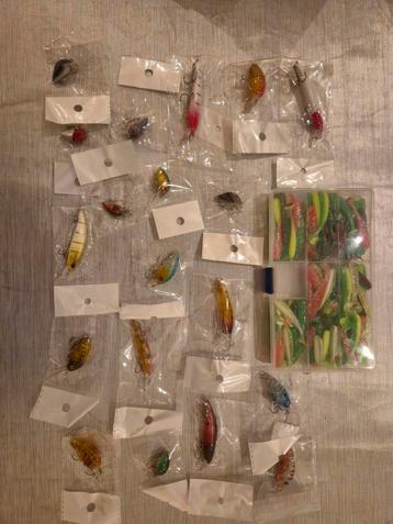 NIEUW set van 135 kleine softbaits+19 plugjes  beschikbaar voor biedingen