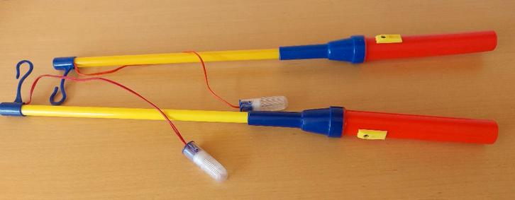 Setje van twee lampionstokjes 40 cm. met lampje, Hobby en Vrije tijd, Feestartikelen, Gebruikt, Feestartikel, Overige, Ophalen