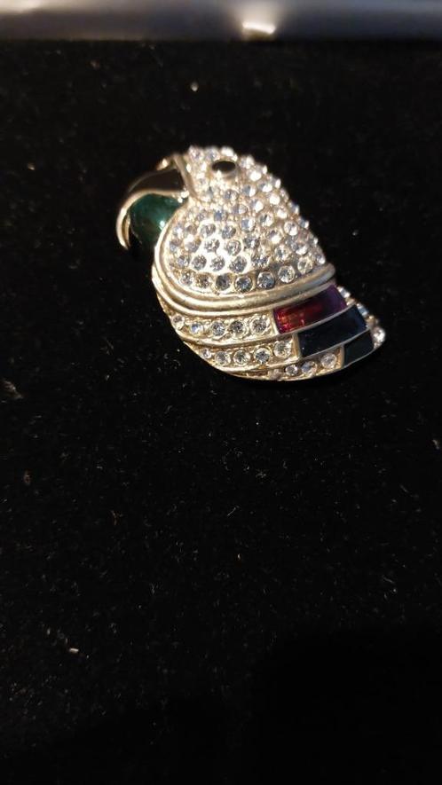 BROCHE: papagaai strass*snavel groen/zwart*hals rood/blauw/, Sieraden, Tassen en Uiterlijk, Broches, Gebruikt, Overige materialen