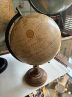 Vintage wereldbol op houten voet – klassieke decoratie., Antiek en Kunst, Antiek | Woonaccessoires, Ophalen of Verzenden