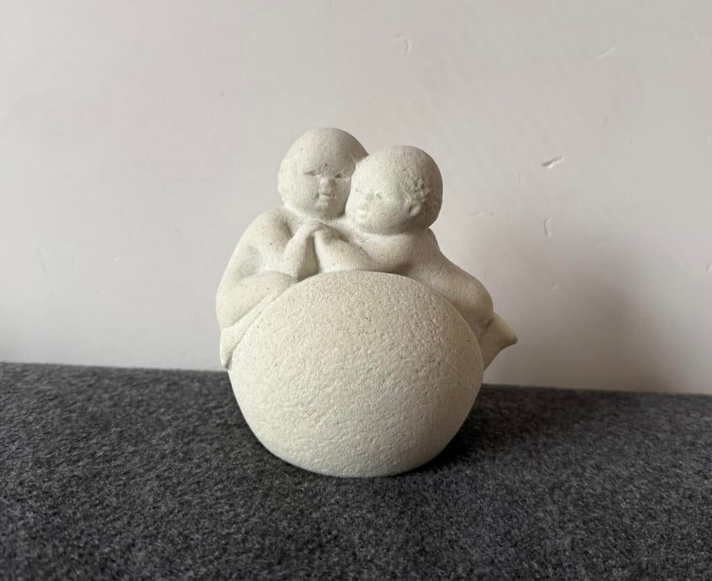 Vintage Marbell beeldje, 2 kindjes, 12 cm hoog., Verzamelen, Beelden en Beeldjes, Ophalen of Verzenden, Gebruikt, Mens