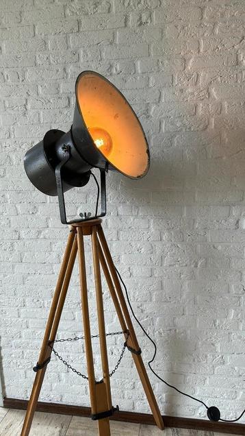 Vintage vloerlamp beschikbaar voor biedingen