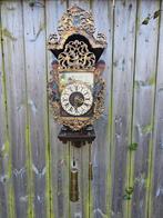 Friese stoelklok, Ophalen