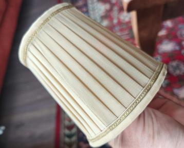 Vintage klemkapje – plissé stof met gouden bies beschikbaar voor biedingen