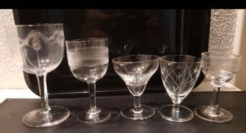 Antieke glazen beschikbaar voor biedingen