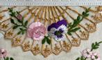 fr geborduurd envelopje met viooltjes relief rand, Verzamelen, Ansichtkaarten | Themakaarten, Ophalen of Verzenden, Voor 1920