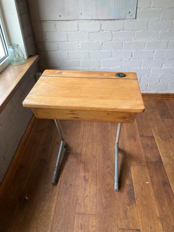 Schoolbank beschikbaar voor biedingen