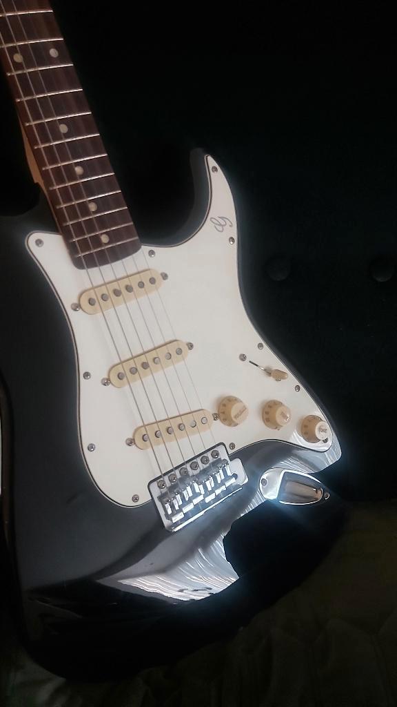 Stratocaster met Fender loaded pickguard, Muziek en Instrumenten, Snaarinstrumenten | Gitaren | Elektrisch, Zo goed als nieuw