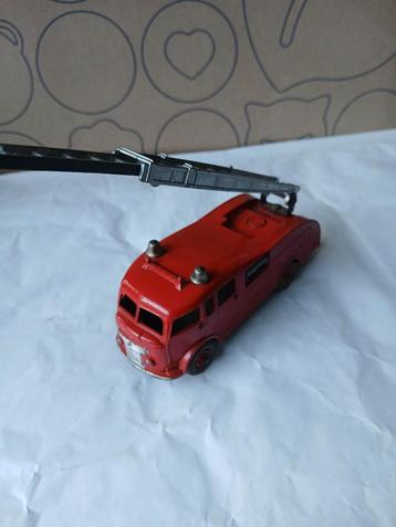 Mooie originele brandweer wagen.  Dinky toys 555 beschikbaar voor biedingen