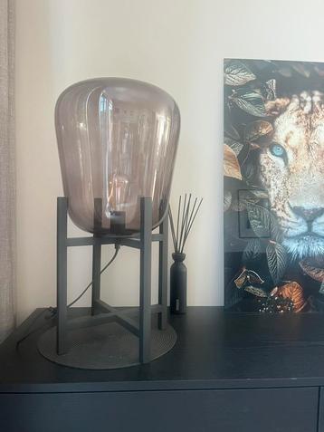Tafellamp met rookglas beschikbaar voor biedingen