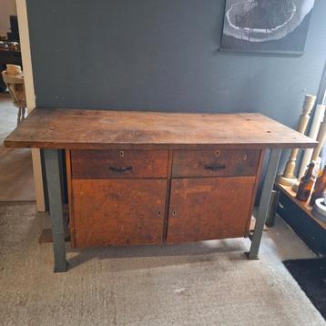 Vintage Houten Werkbank met Stalen Frame beschikbaar voor biedingen