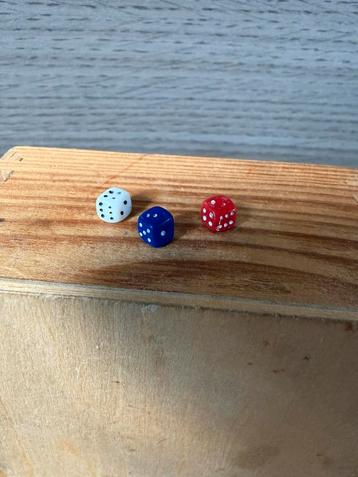 3x oude mini dobbelsteen - ca 6mm - kunststof beschikbaar voor biedingen
