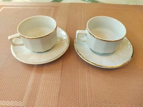 Twee gave kop en schotels. Merk: Porcelaine Bistro ., Antiek en Kunst, Antiek | Servies los, Ophalen of Verzenden