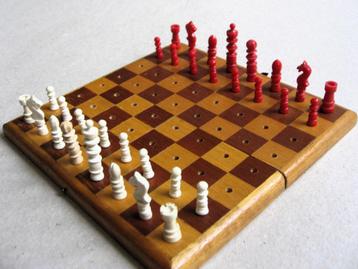 Mini schaakspel in mooie houten reis cassette beschikbaar voor biedingen
