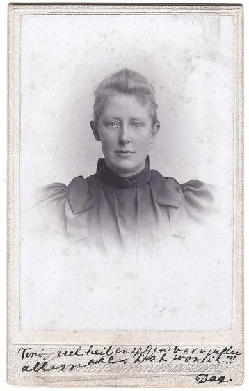 CDV Vrouw Jurk Foto Koene & Buttinghausen Amsterdam Batavia beschikbaar voor biedingen