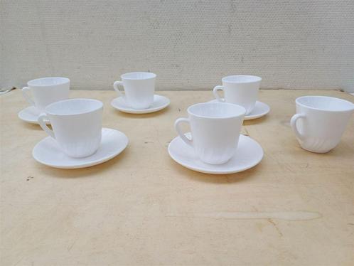 11 delig witte kop en schoteltjes 39791, Huis en Inrichting, Keuken | Servies, Gebruikt, Kop(pen) en/of Schotel(s), Overige stijlen