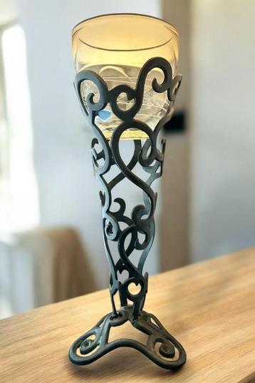 Een kandelaar met ijzer en glas. beschikbaar voor biedingen