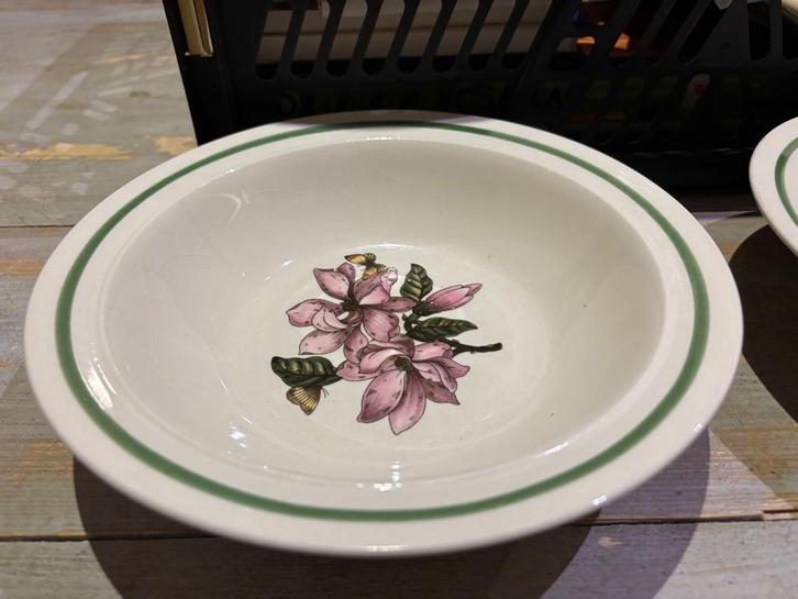 Twee Chinees porseleinen eetborden - bloemmotief - (23 cm), Antiek en Kunst, Antiek | Porselein, Ophalen of Verzenden