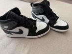 Nike Air Jordan 1 Mid Grijs/Wit Maat 35, Ophalen of Verzenden, Zo goed als nieuw, Jongen of Meisje, Sportschoenen
