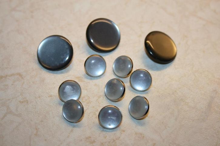 Setje vintage knopen zilverkleurig metaal parelmoer 11 stuks, Hobby en Vrije tijd, Naaien en Fournituren, Zo goed als nieuw, Knoop of Knopen