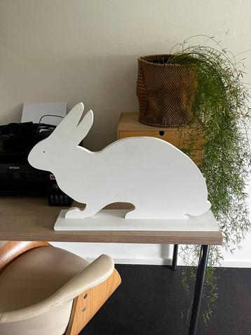 Groot Houten Konijn beschikbaar voor biedingen