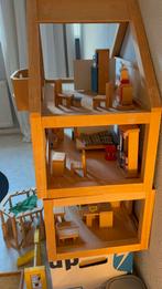 Prachtig houten poppenhuis met tuinset en speeltoestel, Ophalen of Verzenden, Gebruikt, Poppenhuis