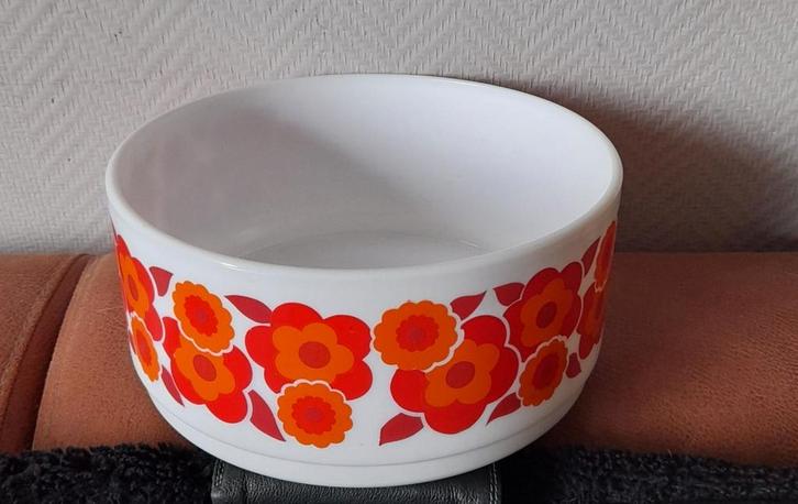 Mooie vintage Arcopal Lotus schaal, Huis en Inrichting, Keuken | Servies, Zo goed als nieuw, Schaal of Schalen, Overige stijlen